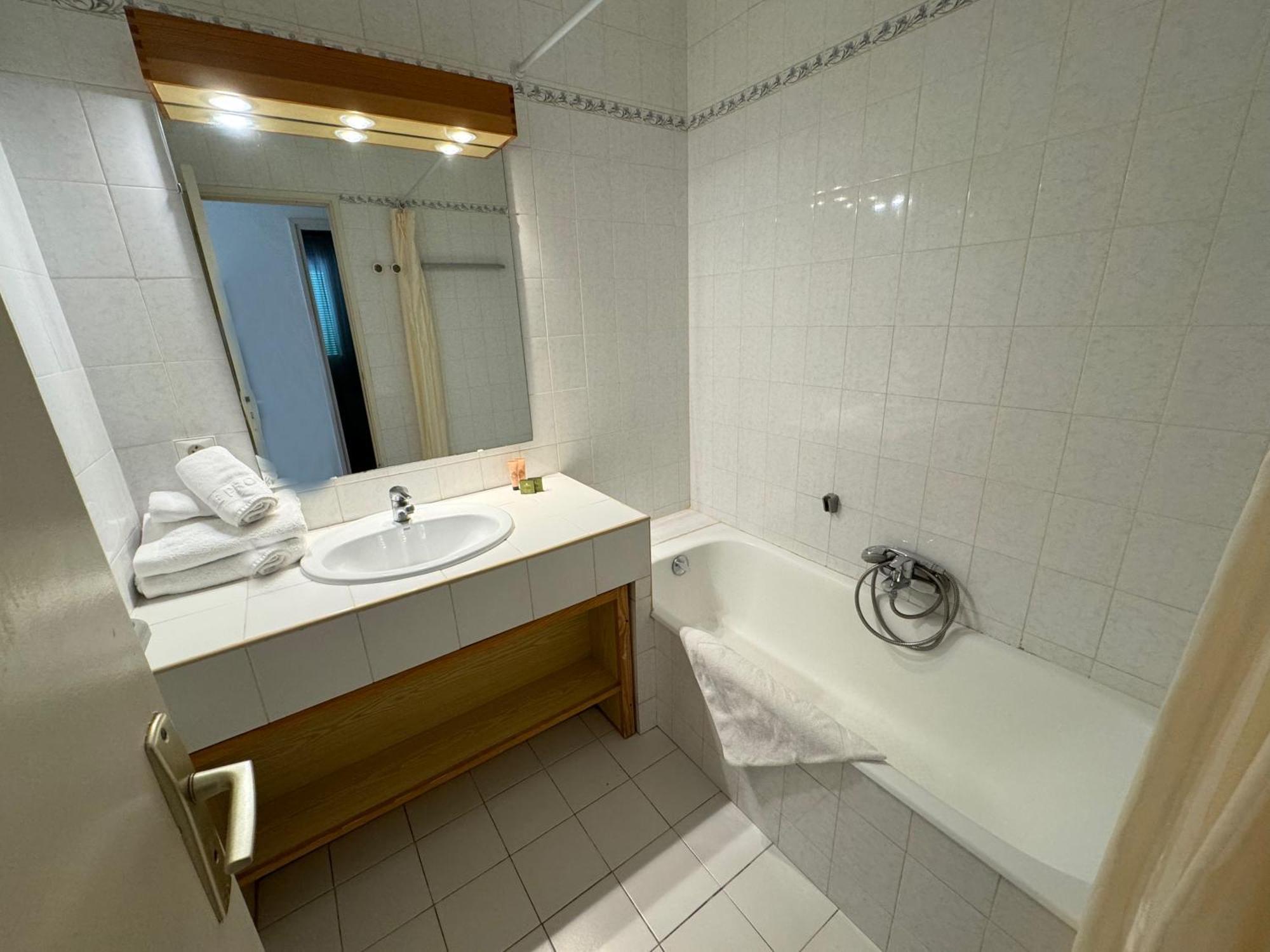 Parc Et Residence Le Provencal อิแยร์ ภายนอก รูปภาพ